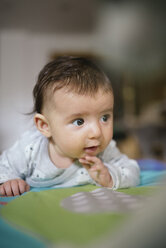 Baby Mädchen krabbelt auf Decke zu Hause - GEMF01569