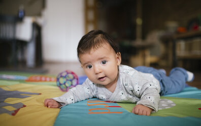 Baby Mädchen krabbelt auf Decke zu Hause - GEMF01570