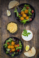 Schüsseln mit gemischtem Salat, Tomaten, süßer Kartoffel Falafel und Hummus, Joghurtsauce und Fladenbrot - LVF06008