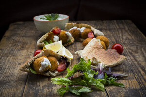 Falafel, Salat, Tomaten und Joghurtsauce im Fladenbrot - LVF06013