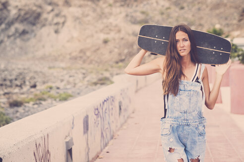 Junge Frau mit Skateboard auf den Schultern - SIPF01607