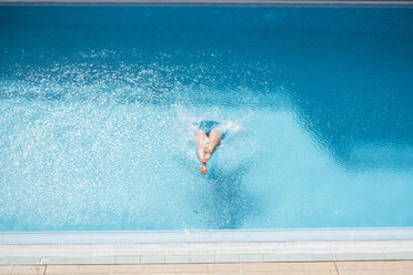 Woman jumping into swimming pool - SIPF01621