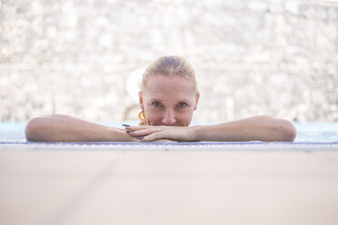 Porträt einer Frau im Schwimmbad - SIPF01622