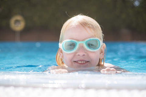 Porträt eines lächelnden Jungen im Schwimmbad, lizenzfreies Stockfoto