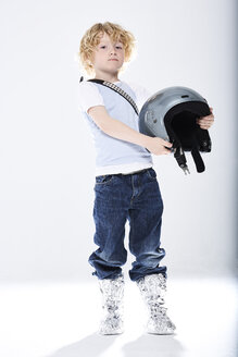 Porträt eines als Raumfahrer verkleideten Jungen - FSF00813
