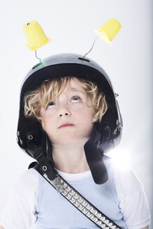 Porträt eines als Raumfahrer verkleideten Jungen - FSF00815