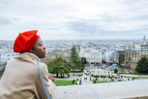 Junge Frau in Paris mit Blick über die Stadt - KIJF01354