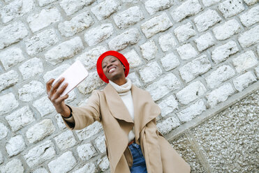 Junge Frau in Paris macht ein Selfie - KIJF01359