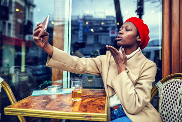 Junge Frau in Paris macht ein Selfie - KIJF01368