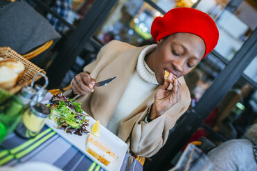 Junge Frau in Paris beim Essen in einem Bistro - KIJF01372