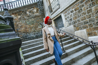 Junge Frau in Paris geht auf einer Treppe - KIJF01374