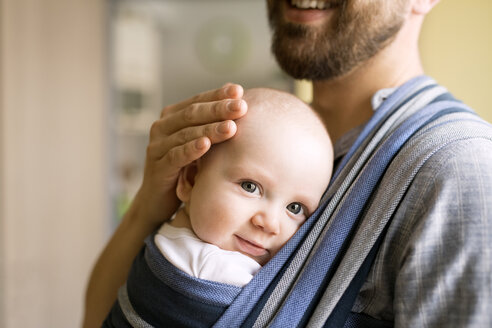 Vater mit Baby im Tragetuch zu Hause - HAPF01414