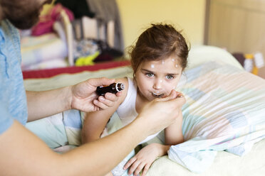 Mädchen mit Windpocken erhält Medizin im Bett - HAPF01428