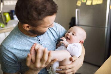 Vater mit kleinem Sohn zu Hause - HAPF01435