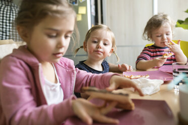 Kleine Mädchen essen zu Hause Pizza - HAPF01446