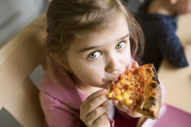 Kleines Mädchen zu Hause isst ein Stück Pizza - HAPF01447
