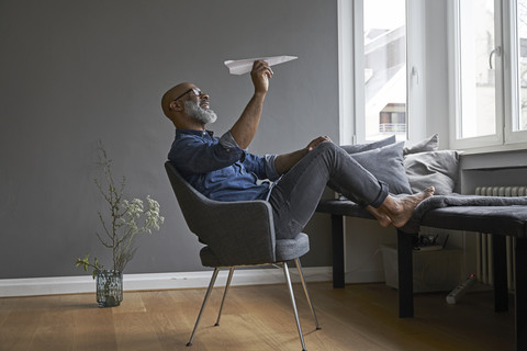 Älterer Mann mit Papierflieger, lizenzfreies Stockfoto