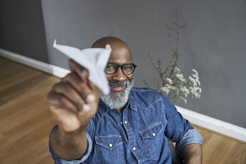 Älterer Mann mit Papierflieger - FMKF03740