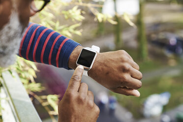 man looking at smartwatch - FMKF03778