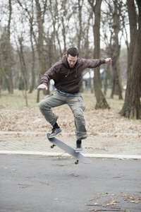 Skateboarder macht einen Trick - MOMF00054