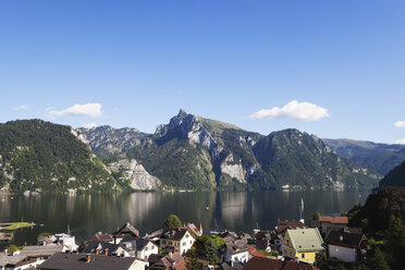 Austria, Upper Austria, Salzkammergut, Lake Traunsee with Traunkirchen - GWF05168