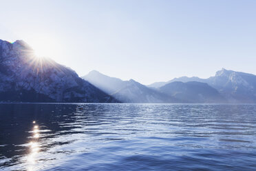 Österreich, Oberösterreich, Salzkammergut, Sonnenuntergang am Traunsee - GWF05170