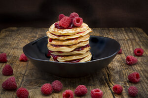 Pfannkuchenstapel mit Himbeeren und Himbeermarmelade in einer Schüssel - LVF06015