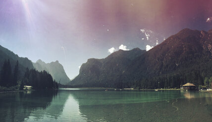 Italien, Südtirol, Dolomiten, Toblacher See - GWF05172