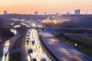 Deutschland, Baden-Württemberg, Autobahn A8 bei Stuttgart in der Dämmerung - WDF03990