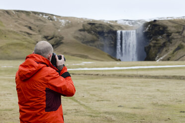 Island, Fotograf am Skogafoss-Wasserfall - RAEF01821