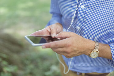 Männerhände halten Mobiltelefon, Nahaufnahme - BOYF00778