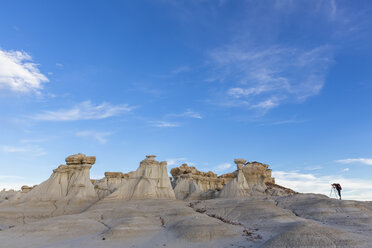 USA, New Mexico, San Juan Basin, Tal der Träume, Badlands, Ah-shi-sle-pah Wash, Sandsteinfelsformation, Hoodoos mit Fotograf - FOF09172