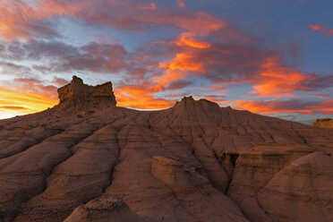 USA, New Mexico, San Juan Basin, Tal der Träume, Badlands, Ah-shi-sle-pah Wash, Sandsteinfelsformation, Hoodoos in der Abenddämmerung - FOF09173