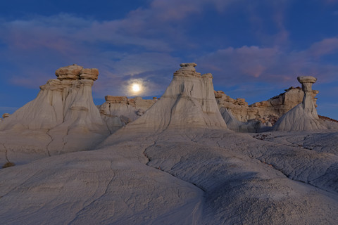 USA, New Mexico, San Juan Basin, Valley of Dreams, Badlands, Ah-shi-sle-pah Wash, sandstone rock formation, hoodoos stock photo