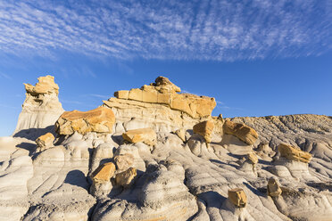 USA, New Mexico, San Juan Basin, Valley of Dreams, Badlands, Ah-shi-sle-pah Wash, sandstone rock formation, hoodoos - FOF09175