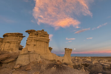 USA, New Mexico, San Juan Basin, Valley of Dreams, Badlands, Ah-shi-sle-pah Wash, sandstone rock formation, hoodoos at dusk - FOF09176