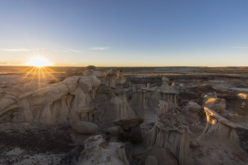 USA, New Mexico, San Juan Basin, Valley of Dreams, Badlands, Ah-shi-sle-pah Wash, sandstone rock formation, hoodoos at dawn - FOF09179