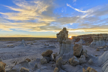 USA, New Mexico, San Juan Basin, Tal der Träume, Badlands, Ah-shi-sle-pah Wash, Sandsteinfelsformation, Hoodoos in der Morgendämmerung - FOF09181