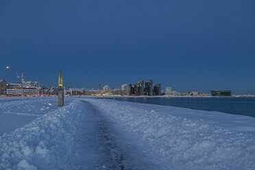 Island, Reykjavik, Küste im Winter, frühes Morgenlicht, rechts das Gebäude der Konzerthalle Harpa - MELF00171