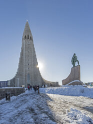 Island, Reykjavik, Hallgrimskirkja und Statue von Leif Eriksson - MELF00172