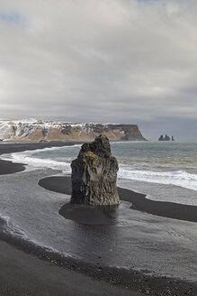 Island, Vik, schwarzer Strand und Blick Richtung Osten nach Reynisdrangar - MELF00177