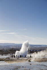 Island, Golden Circle, Haukadalur-Tal, Menschen beobachten den Ausbruch des Geysirs Strokkur - MELF00181