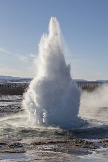 Island, Golden Circle, Haukadalur Tal, Geysir Strokkur ausbrechend - MELF00182