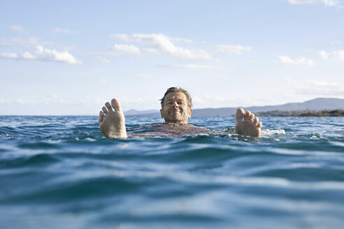 Entspannter reifer Mann schwimmt im Meer - PDF01085