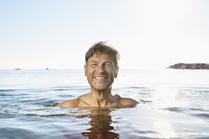 Porträt eines glücklichen Mannes beim Baden im Meer - PDF01086