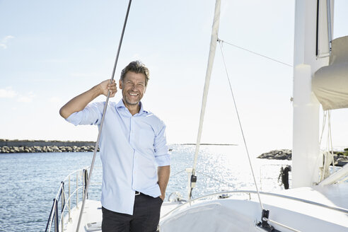 Portrait of laughing mature man on sailing boat - PDF01127