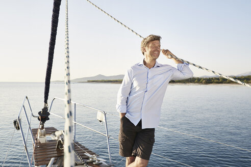 Porträt eines lächelnden reifen Mannes auf seinem Segelboot - PDF01150