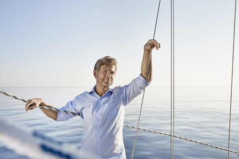 Porträt eines reifen Mannes auf seinem Segelboot - PDF01162
