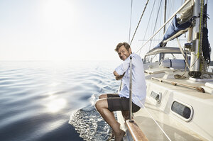 Porträt eines lächelnden reifen Mannes auf seinem Segelboot - PDF01167