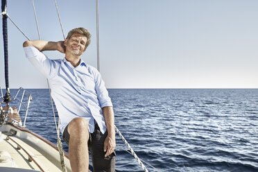 Porträt eines lächelnden reifen Mannes auf seinem Segelboot - PDF01186